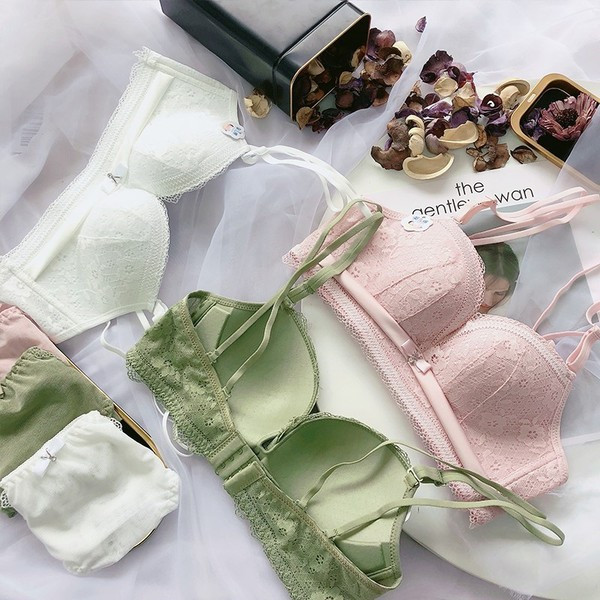 Moteriško nėriniuoto apatinio trikotažo komplektas