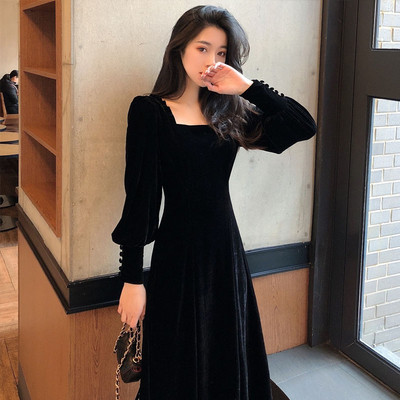 Laisva moteriška suknelė kvadratine iškirpte ir ilgomis aksominėmis rankovėmis