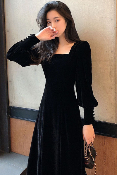 Laisva moteriška suknelė kvadratine iškirpte ir ilgomis aksominėmis rankovėmis