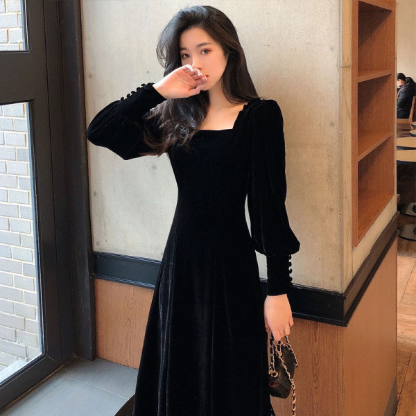 Laisva moteriška suknelė kvadratine iškirpte ir ilgomis aksominėmis rankovėmis