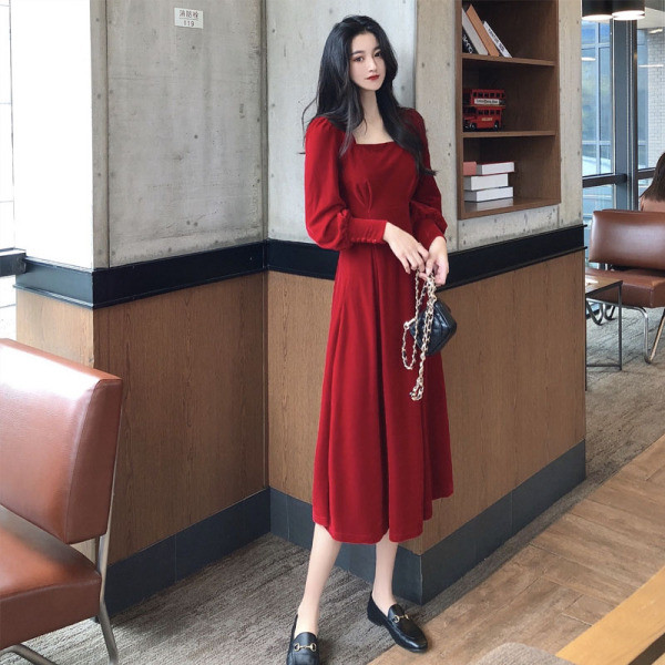 Laisva moteriška suknelė kvadratine iškirpte ir ilgomis aksominėmis rankovėmis