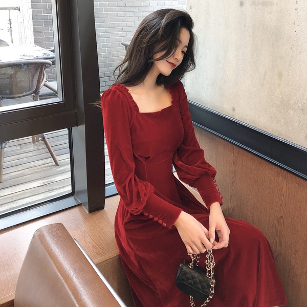 Laisva moteriška suknelė kvadratine iškirpte ir ilgomis aksominėmis rankovėmis