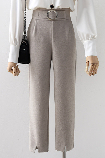 Stílusos női egyenes nadrág magas derékkal és fém csattal