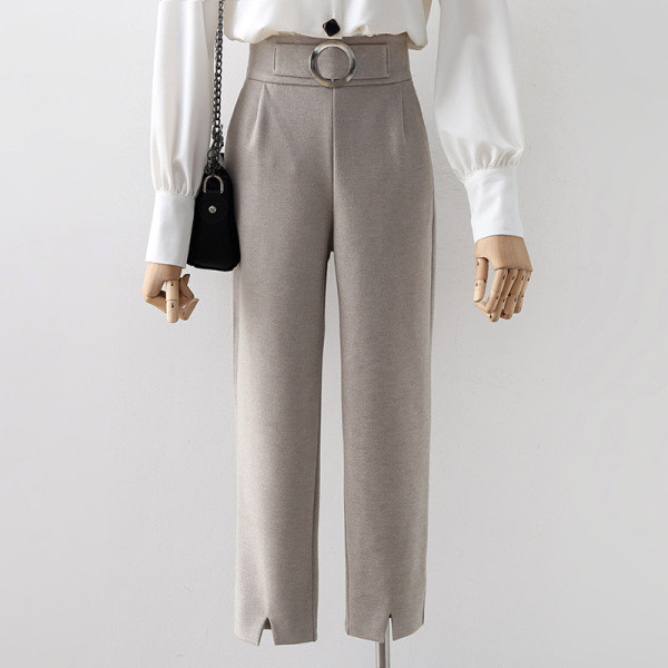 Stílusos női egyenes nadrág magas derékkal és fém csattal