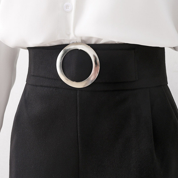 Stílusos női egyenes nadrág magas derékkal és fém csattal