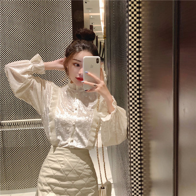 Γυναικείο βελούδινο  πουκάμισο με υψηλό κολάρο και στοιχεία δαντέλας