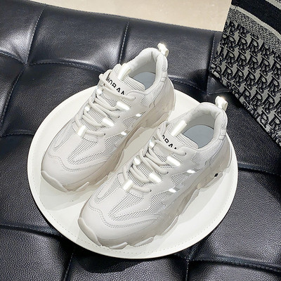 Nyárra alkalmas modern női tornacipő durva talppal