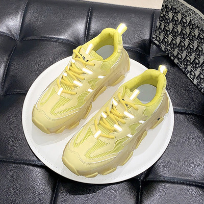 Nyárra alkalmas modern női tornacipő durva talppal