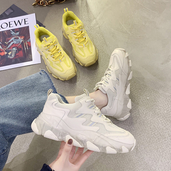 Nyárra alkalmas modern női tornacipő durva talppal