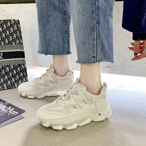 Nyárra alkalmas modern női tornacipő durva talppal