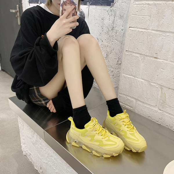 Nyárra alkalmas modern női tornacipő durva talppal