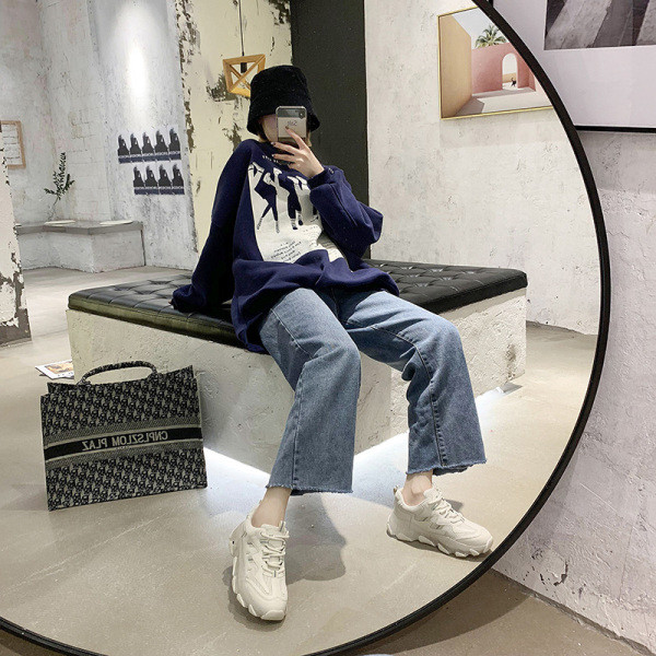 Nyárra alkalmas modern női tornacipő durva talppal