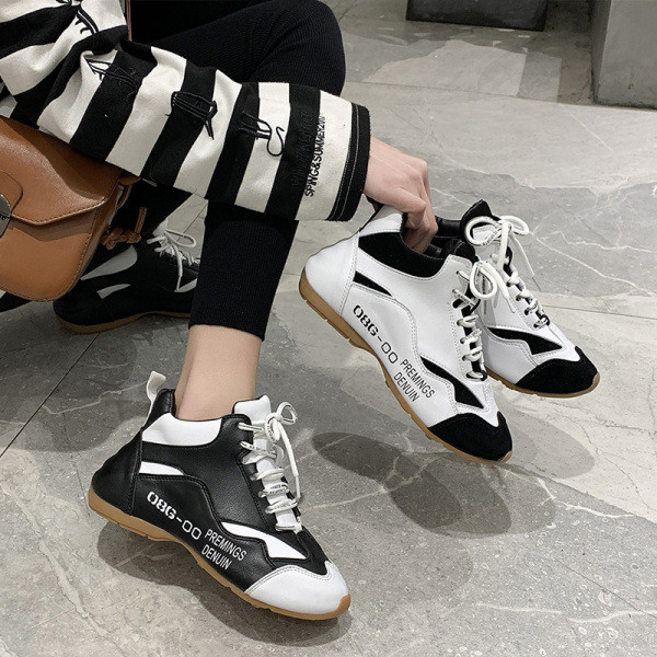 Μοντέρνα γυναικεία αθλητικά  παπούτσια  με επιγραφή και επίπεδη σόλα