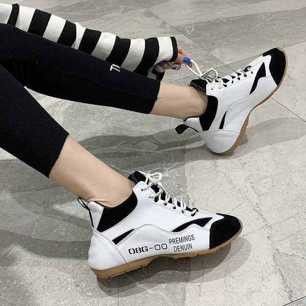 Μοντέρνα γυναικεία αθλητικά  παπούτσια  με επιγραφή και επίπεδη σόλα