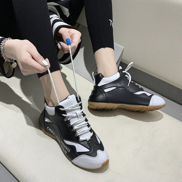 Μοντέρνα γυναικεία αθλητικά  παπούτσια  με επιγραφή και επίπεδη σόλα