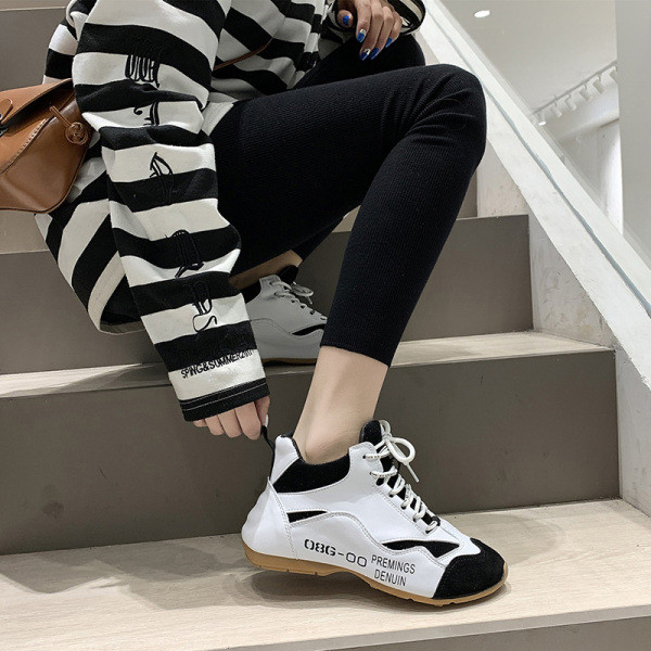 Μοντέρνα γυναικεία αθλητικά  παπούτσια  με επιγραφή και επίπεδη σόλα