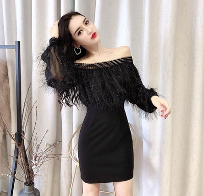 Stílusos női ruha csónakos nyakkivágással és bojttal