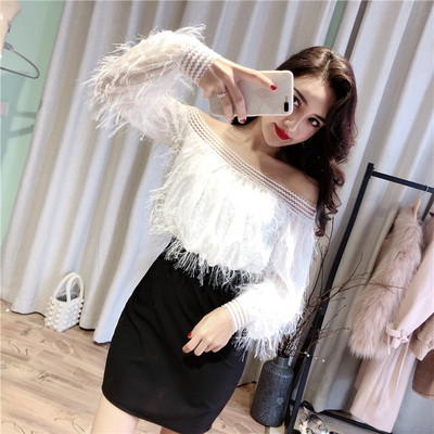 Stílusos női ruha csónakos nyakkivágással és bojttal