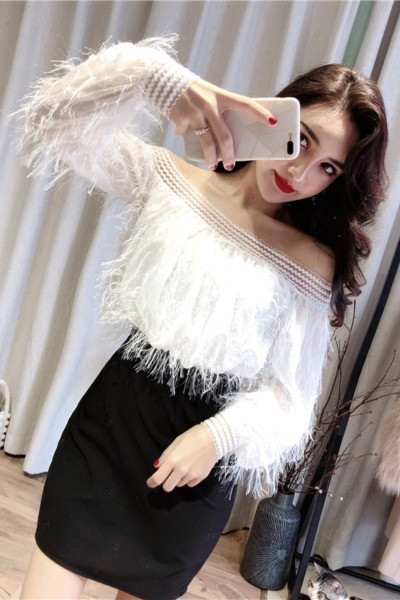 Stílusos női ruha csónakos nyakkivágással és bojttal