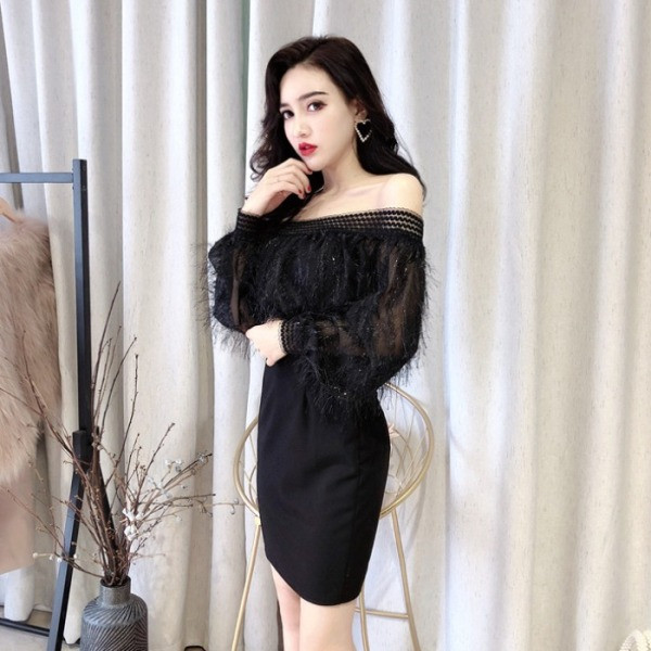 Stílusos női ruha csónakos nyakkivágással és bojttal