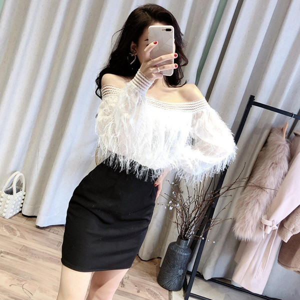 Stílusos női ruha csónakos nyakkivágással és bojttal