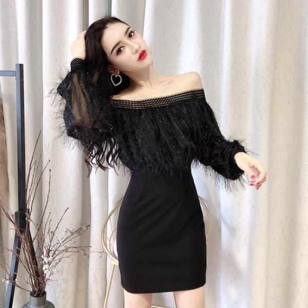 Stílusos női ruha csónakos nyakkivágással és bojttal