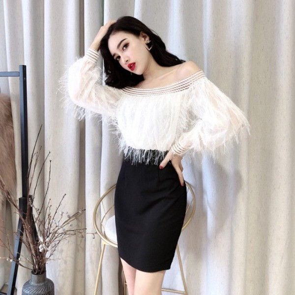 Stílusos női ruha csónakos nyakkivágással és bojttal