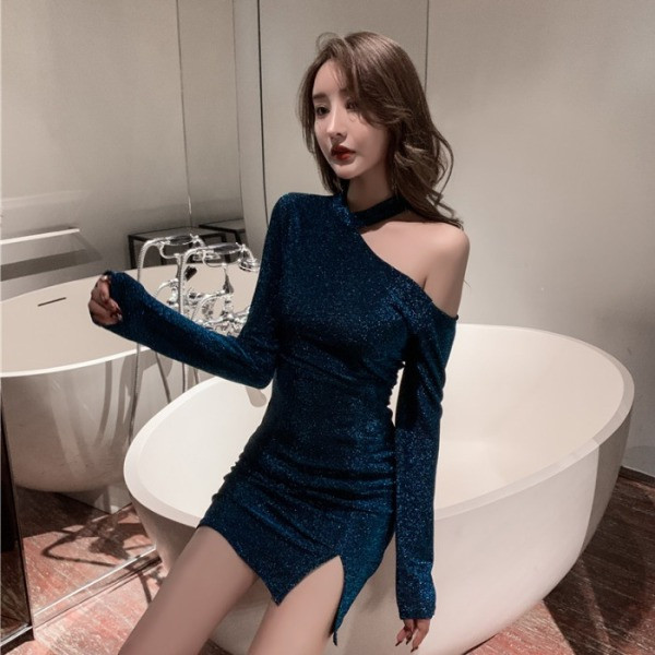 Aktuālā sieviešu kleita ar šķēlumu un atkailinātu plecu