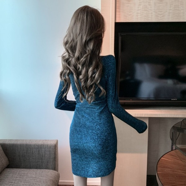 Aktuālā sieviešu kleita ar šķēlumu un atkailinātu plecu