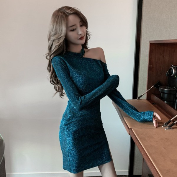 Aktuālā sieviešu kleita ar šķēlumu un atkailinātu plecu