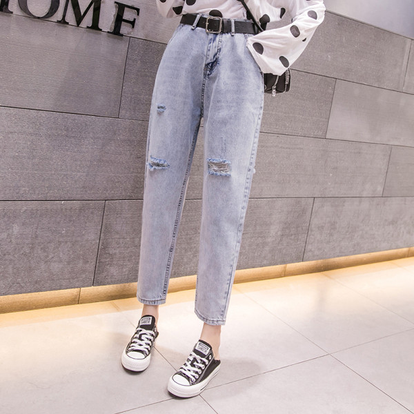 Pavasariniai moteriški džinsai aukštu liemeniu ir plėšytais motyvais