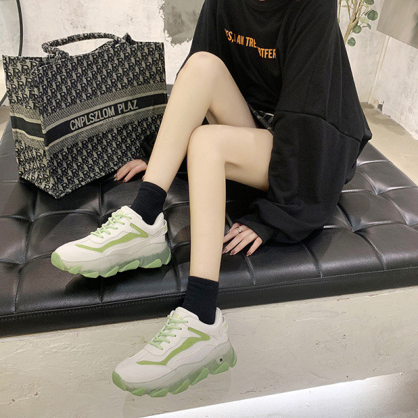 Γυναικεία αθλητικά παπούτσια με έγχρωμη ελαστική εξωτερική σόλα