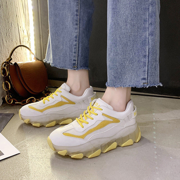 Γυναικεία αθλητικά παπούτσια με έγχρωμη ελαστική εξωτερική σόλα