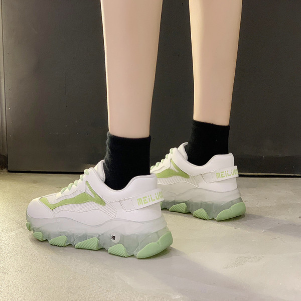 Γυναικεία αθλητικά παπούτσια με έγχρωμη ελαστική εξωτερική σόλα