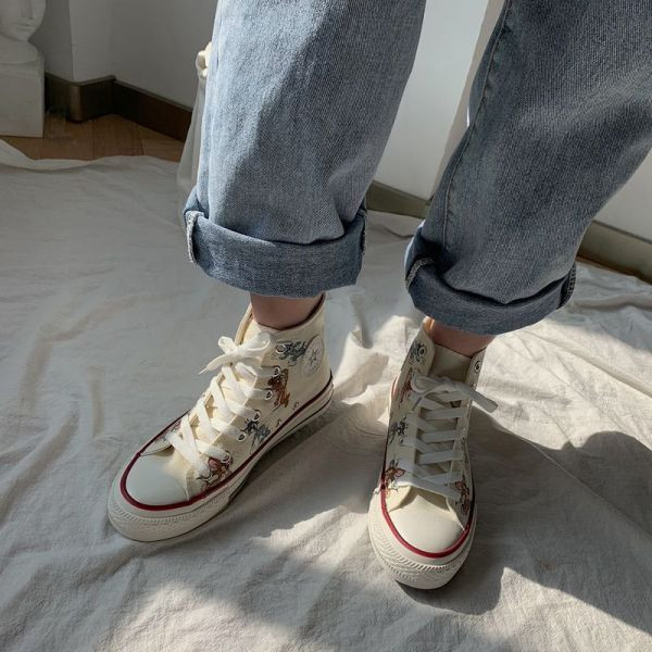 Ikdienas sieviešu kedas ar plakanām zolēm un krāsainiem izšuvumiem