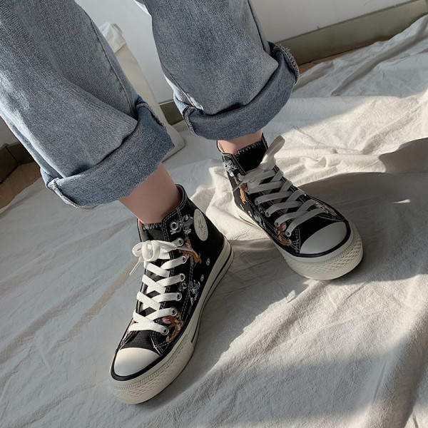 Ikdienas sieviešu kedas ar plakanām zolēm un krāsainiem izšuvumiem