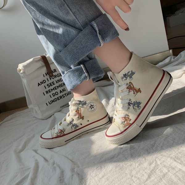 Ikdienas sieviešu kedas ar plakanām zolēm un krāsainiem izšuvumiem