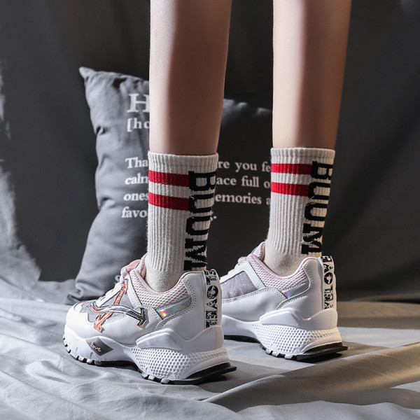 Ανοιξιάτικα γυναικεία αθλητικα παπούτσια  με ίσια σόλα και έγχρωμους δεσμούς