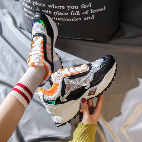 Ανοιξιάτικα γυναικεία αθλητικα παπούτσια  με ίσια σόλα και έγχρωμους δεσμούς