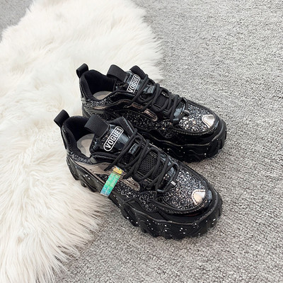 Γυναικεία αθλητικά παπούτσια με ψηλή πλατφόρα  με λαμπερό αποτέλεσμα