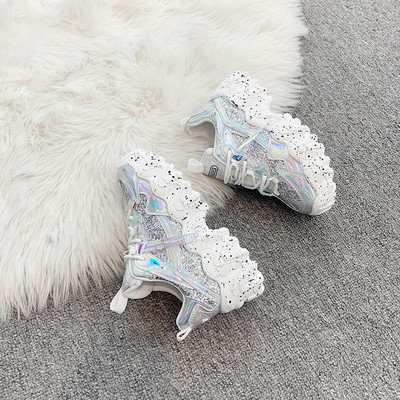 Γυναικεία αθλητικά παπούτσια με ψηλή πλατφόρα  με λαμπερό αποτέλεσμα