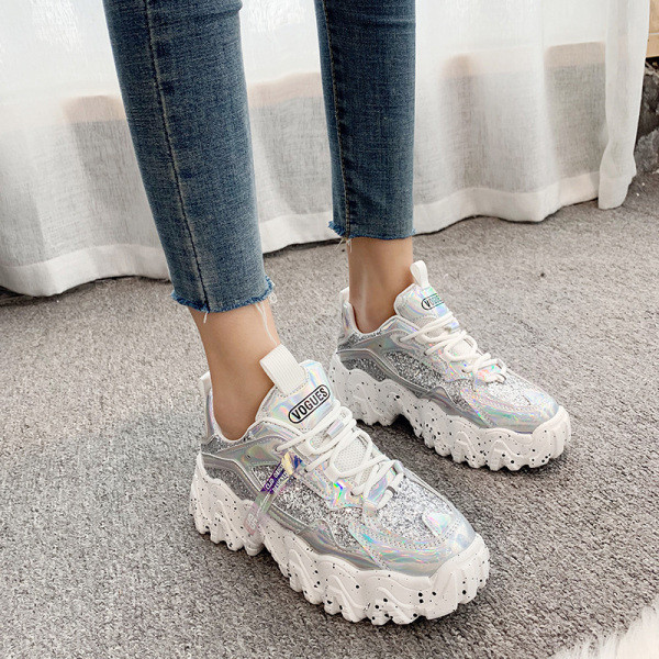 Γυναικεία αθλητικά παπούτσια με ψηλή πλατφόρα  με λαμπερό αποτέλεσμα