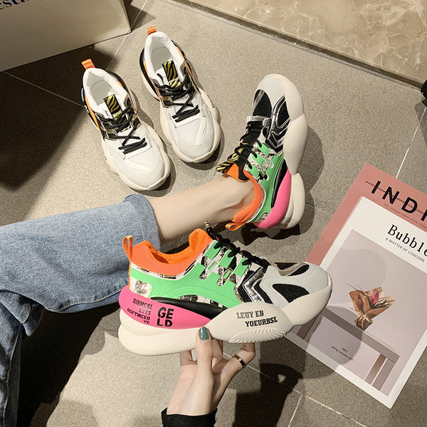 Női tavaszi tornacipő új modellje színes feliratokkal