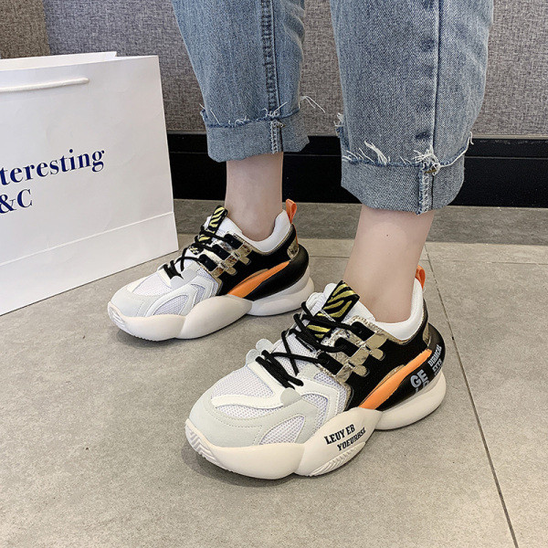 Női tavaszi tornacipő új modellje színes feliratokkal