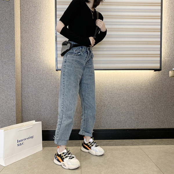 Női tavaszi tornacipő új modellje színes feliratokkal