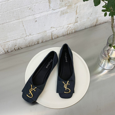 Κορυφαία γυναικεία παπούτσια με επίπεδη σόλα και μεταλλική πόρπη