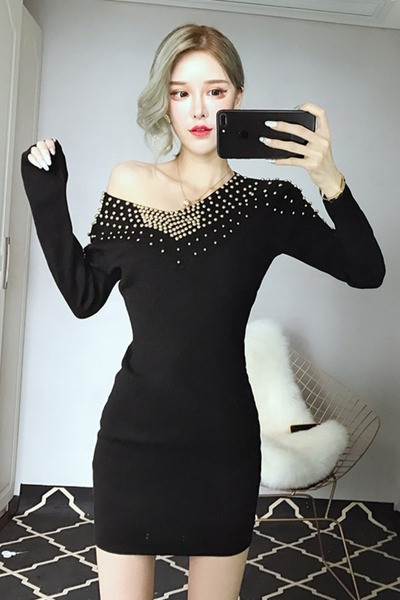 Fekete női ruha hosszú ujjal és spitz nyakkivágással