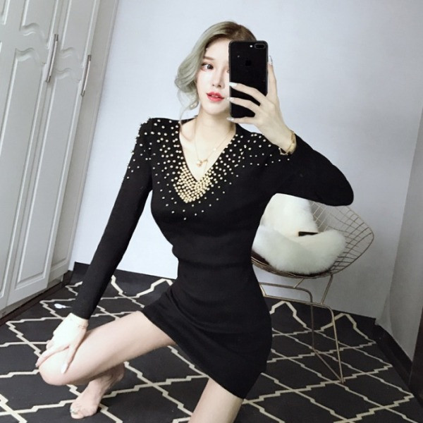 Fekete női ruha hosszú ujjal és spitz nyakkivágással