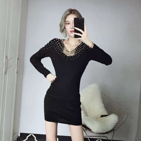 Fekete női ruha hosszú ujjal és spitz nyakkivágással