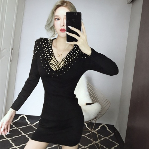 Fekete női ruha hosszú ujjal és spitz nyakkivágással